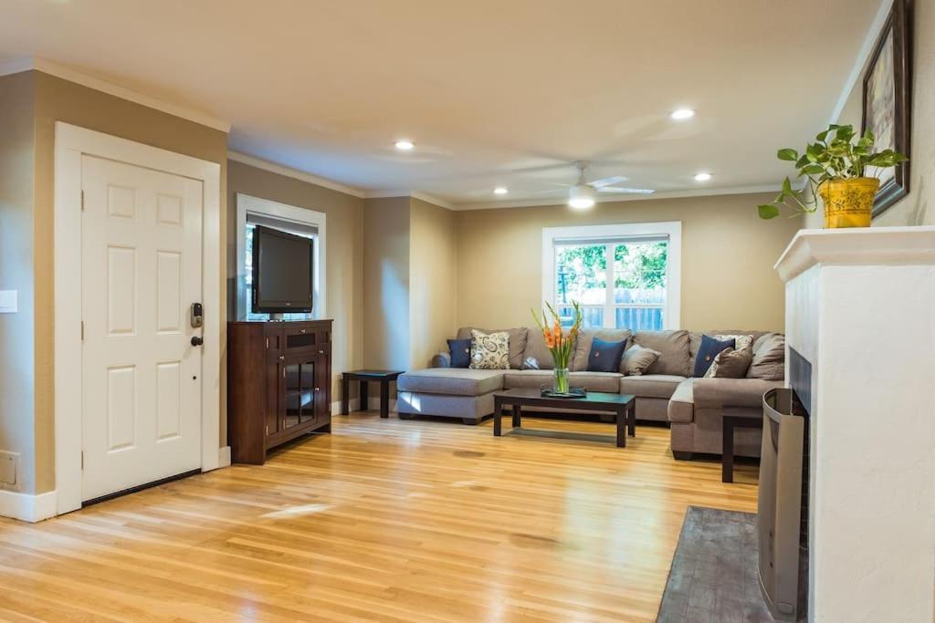 Lovely House Near Downtown, Home Away From Home! Chico Luaran gambar
